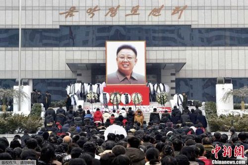 12月21日，朝鲜首都平壤下起了大雪，但仍有大批民众冒雪前往各哀悼场所进行哀悼活动，图为朝鲜中央通讯社22日发布的哀悼现场照片。